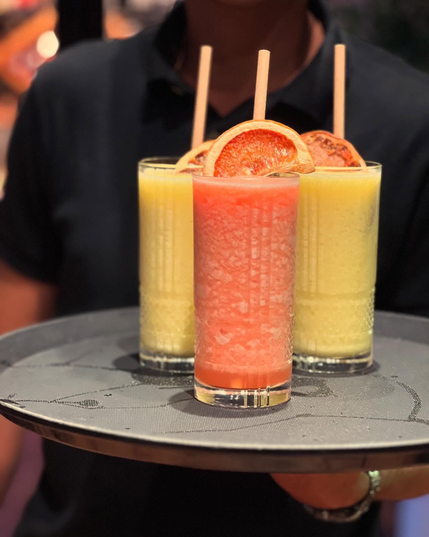 Tres granizados de fruta con pomelo en una bandeja