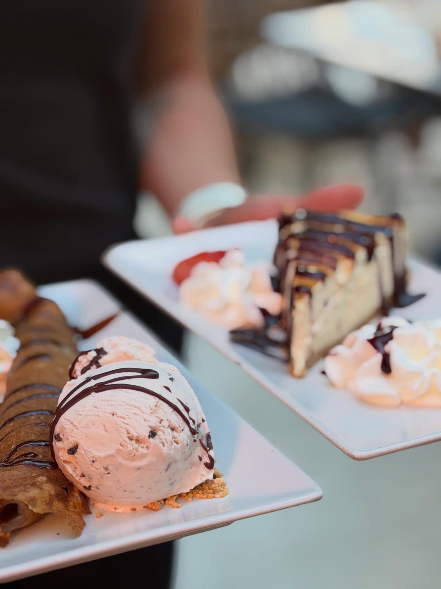 Crep con helado y tarta de queso con chocolate