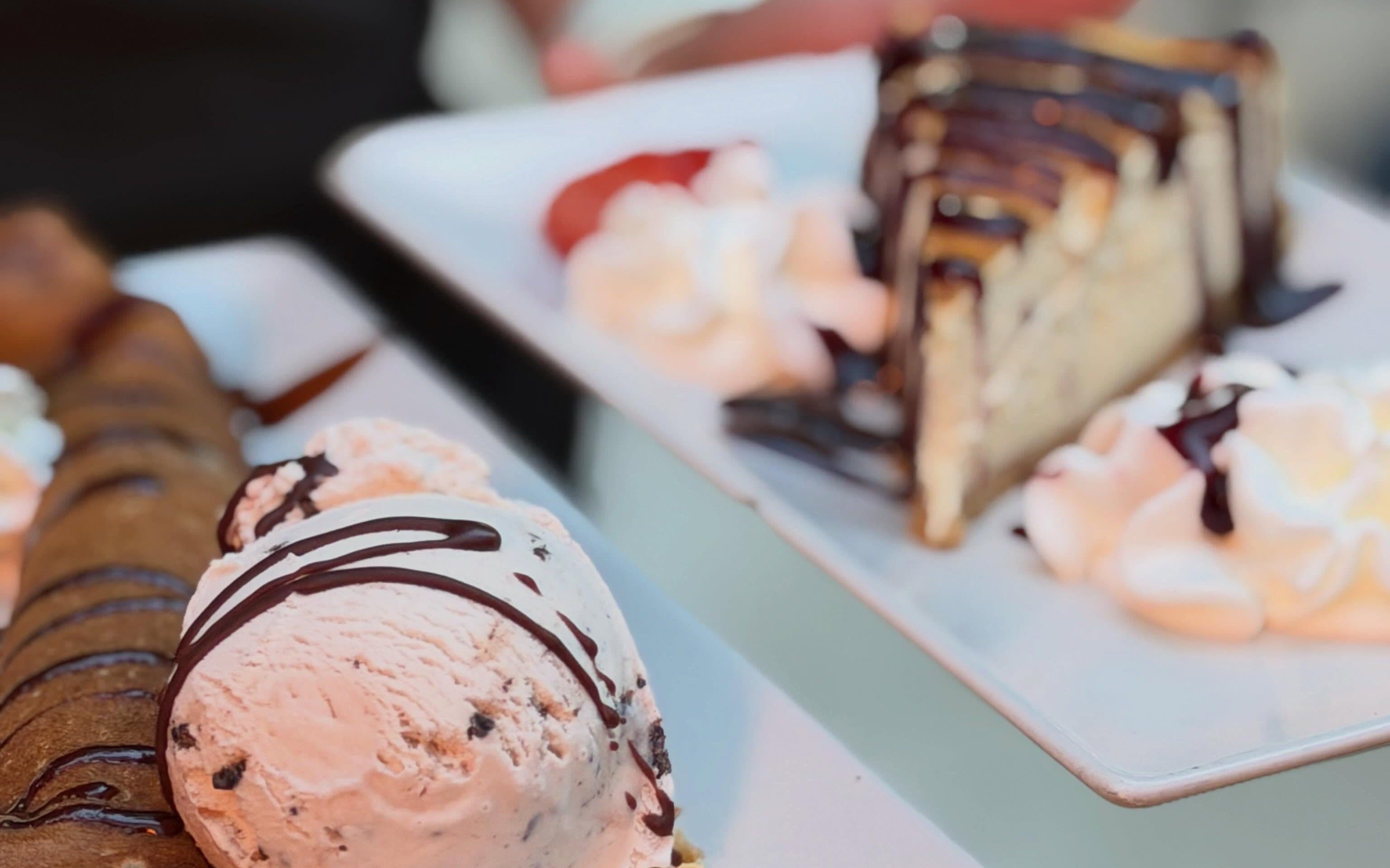 Crep con helado y tarta de queso con chocolate, servidos en mesa
