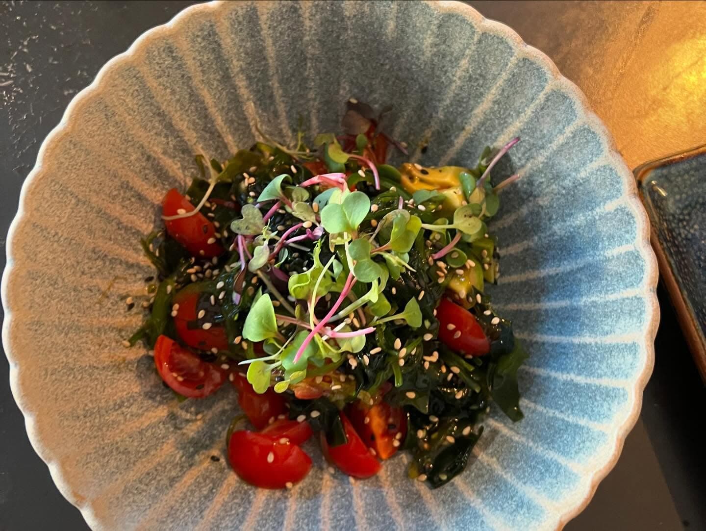 Ensalada de algas con tomate cherry y brotes